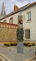 Stele de Robert-Jean de Vogue. 2006. Epernay. Bronze, H-380 cm